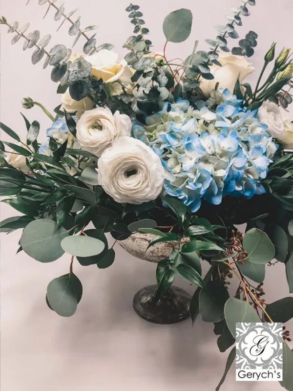 BLUE AND WHITE CENTERPIECE